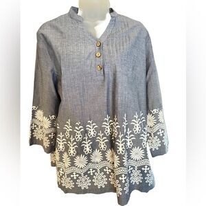 Pleated, Gray Blue Women’s Tunic w/Button Up V Neck Collar and Floral Hem Motif